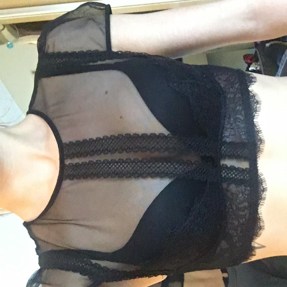 🌼 Victoria’s Secret sheer top